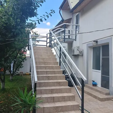 Alexandra Gazde/Camere de închiriat *